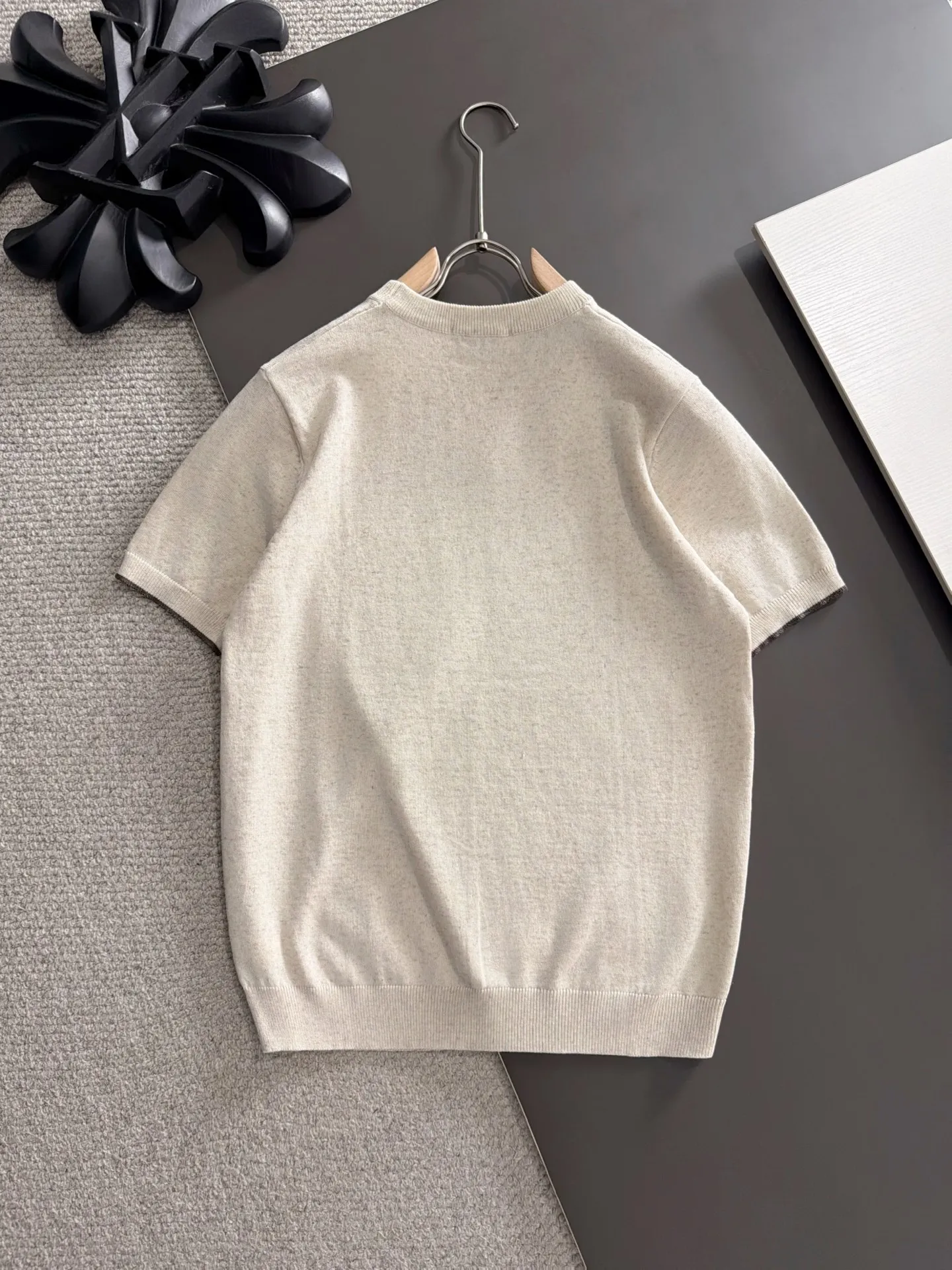 Next day shipment BC high quality-Brunello Cucineli 26ss New Arrival men's short-sleeved T-shirt. Like LP, it belongs to the same old-money style top brand. New Arrival is a top-notch brand. New Arrival Original men's casual short-sleeved. Made of combed cotton yarn knitted cotton-like fabric. Exclusive Premium custom-controlled raw materials. It feels substantial when weighed. The upper body is also more textured than ordinary T-shirts. Fashionable Versatile Hot Sale, skin-friendly and comfortable to wear, premium boutique, exquisite workmanship from Factory, great upper body, essential item for men, complete with three standards Sizes M-3XL